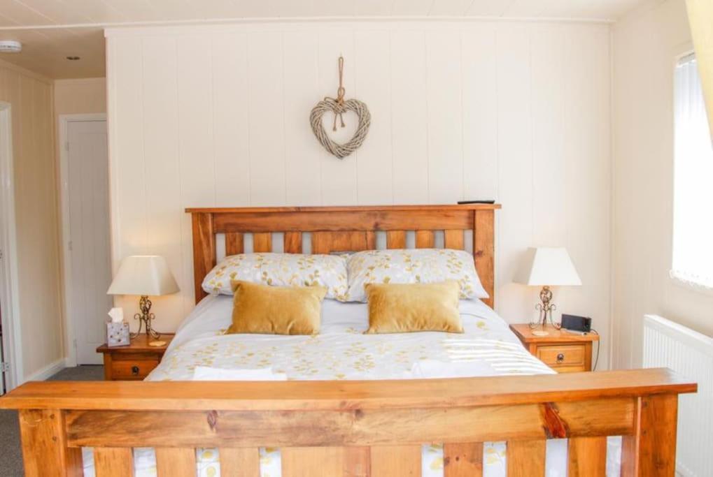 Fabulous Detached Lodge With Hot Tub Two Nights Minimum Stay Bridgnorth Exterior photo